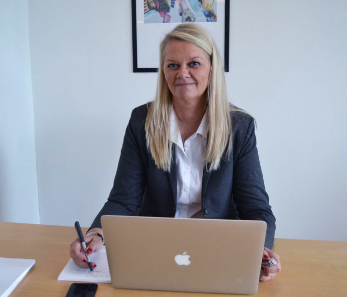 Vibeke Welle Hansen fra GoWeb ApS sidder ved sin PC, klart til at tage noter om kundens behov og ønsker.